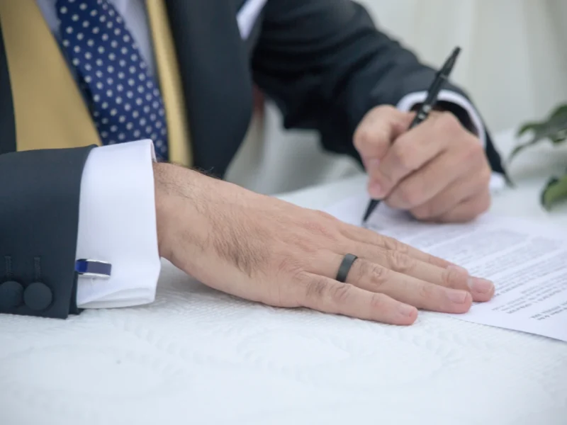 Avvocato dello Studio Legale Mancaniello & Partners firma documenti legali durante una consulenza professionale a Parma