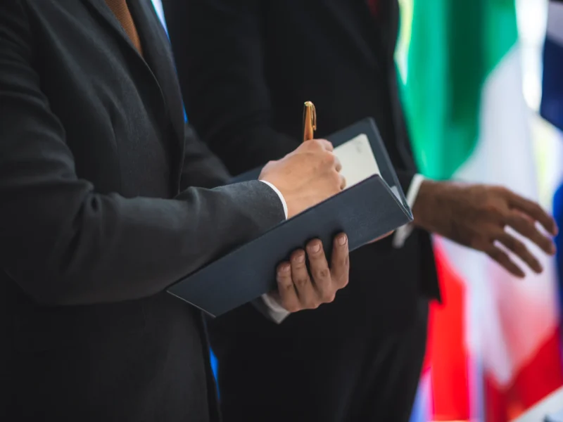 Avvocato con tablet durante una consulenza legale istituzionale allo Studio Legale Mancaniello & Partners Parma