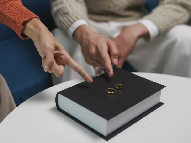 Coppia che consulta un avvocato specializzato in separazione e divorzio presso lo Studio Legale Mancaniello & Partners a Parma