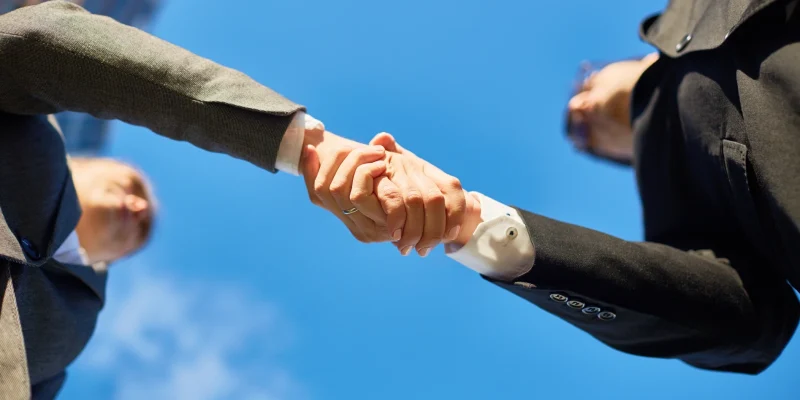 Avvocati e partner dello Studio Legale Mancaniello & Partners a Parma che si stringono la mano in segno di accordo e fiducia professionale