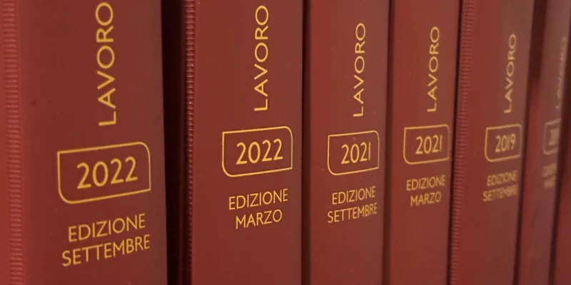 Collezione di codici di procedura allineati sugli scaffali dello Studio Legale Mancaniello & Partners