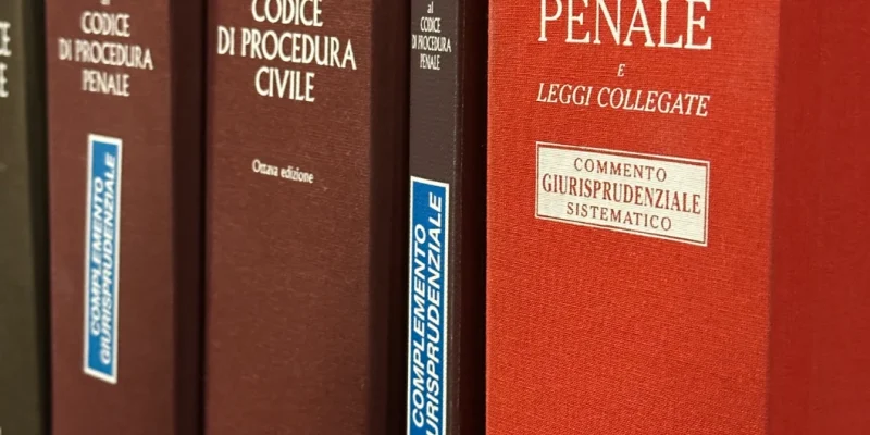Codici penale e civile in evidenza nella libreria dello Studio Legale Mancaniello & Partners