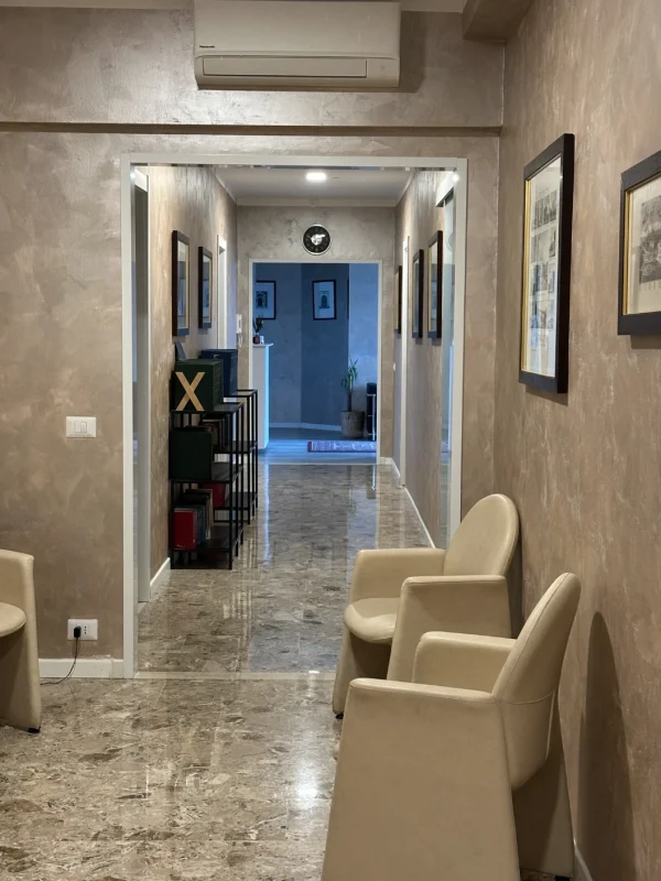 Corridoio interno dello Studio Legale Mancaniello & Partners con poltrone per l’attesa